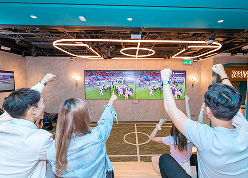 顧客可在活動專區欣賞足球賽事直播，齊齊感受足球狂熱。